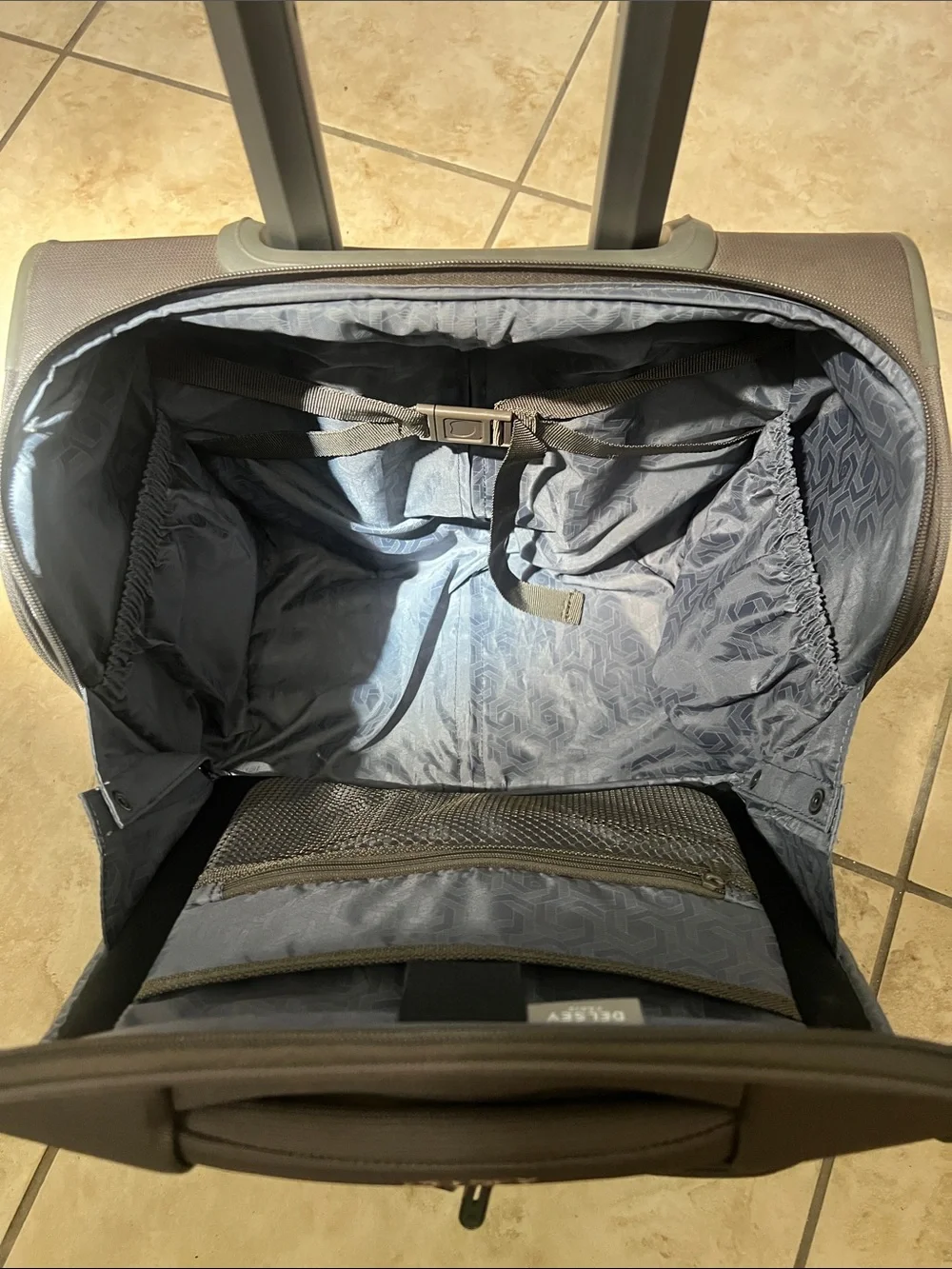 DELSEY Luggage Carry On 2 wheels. Paris Helium DLX Softside size 15x13x8
